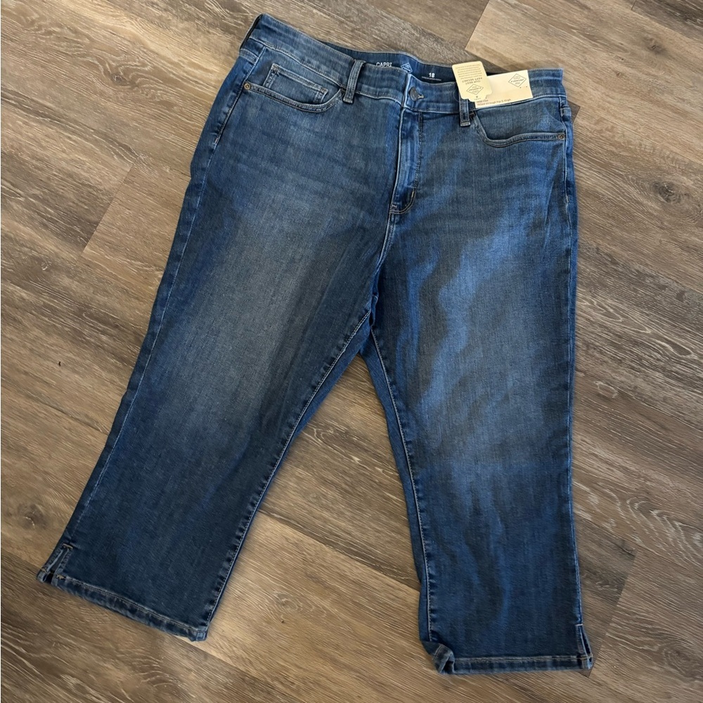 Woman’s St John’s Bay Denim Jeans/ Capri Jeans Sz 18 NWT